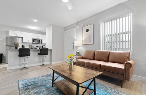Hyde Park Apartment | Modern 2BR Near UT Hyde Park Evonify