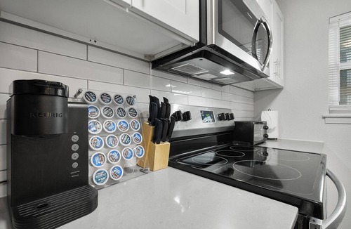 Hyde Park Apartment | Modern 2BR Near UT Hyde Park Evonify