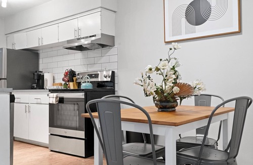 Hyde Park Apartment | Modern 2BR Near UT Hyde Park Evonify