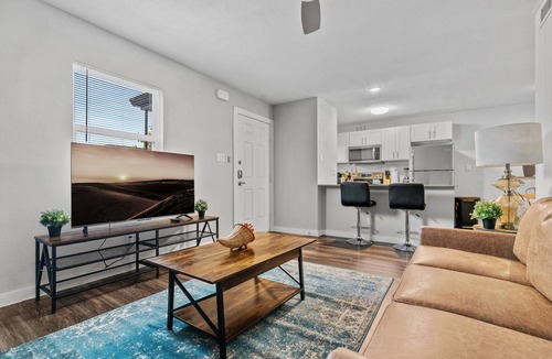 North University Apartment | Modern 2BR Near UT Hyde Park Evonify