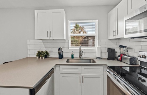 North University Apartment | Modern 2BR Near UT Hyde Park Evonify