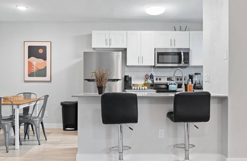North University Apartment | Modern 2BR Near UT Hyde Park Evonify