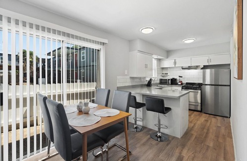 Hyde Park Apartment | Modern 2BR Near UT Hyde Park Evonify