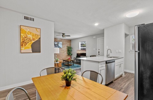 Hyde Park Apartment | Modern 2BR Near UT | Hyde Park | Evonify 7740