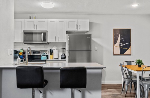 Hyde Park Apartment | Modern 2BR Near UT | Hyde Park | Evonify 7740