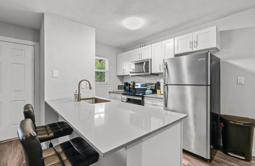 Hyde Park Apartment | Modern 2BR Near UT | Hyde Park | Evonify 7740