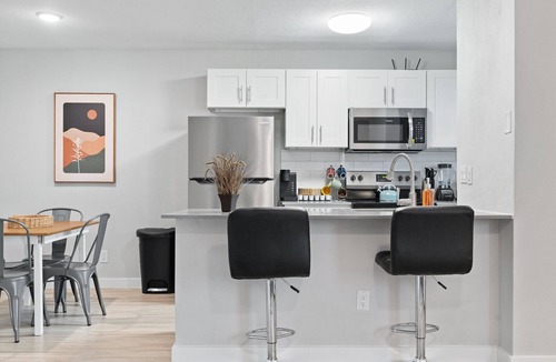 Hyde Park Apartment | Modern 2BR Near UT | Hyde Park | Evonify 4318