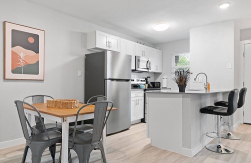 Hyde Park Apartment | Modern 2BR Near UT | Hyde Park | Evonify 4318