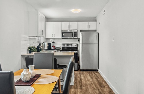 Hyde Park Apartment | Modern 2BR Near UT | Hyde Park | Evonify 7139