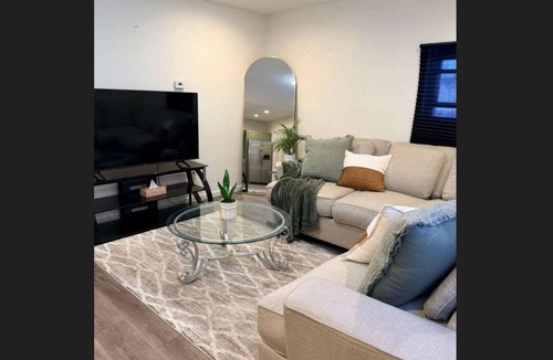 Deer Park House | Modern 2BR Retreat w/Full Kitchen & Living