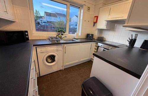 Banknock Apartment | Modern 2BR Sleeps 4 Central Scotland Parking