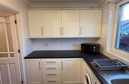 Banknock Apartment | Modern 2BR Sleeps 4 Central Scotland Parking
