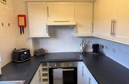 Banknock Apartment | Modern 2BR Sleeps 4 Central Scotland Parking