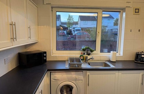 Banknock Apartment | Modern 2BR Sleeps 4 Central Scotland Parking