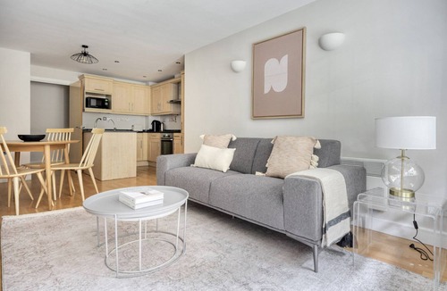 Riverside Apartment | Modern 2BR Southwark Apt, by Blueground
