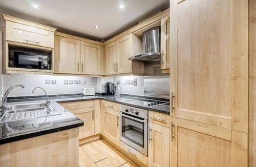 Riverside Apartment | Modern 2BR Southwark Apt, by Blueground