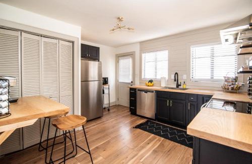 West End House | Modern 2BR Stay In Historic West End Near Downtown