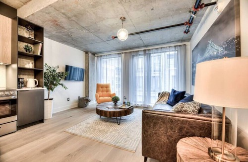 International District Apartment | Modern 2BR Suite Old Montreal F3