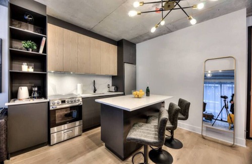 International District Apartment | Modern 2BR Suite Old Montreal B2