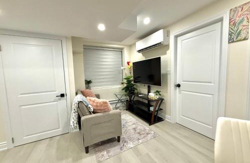 Woodstock Apartment | Modern 2BR Suite Private Entrance Parking New