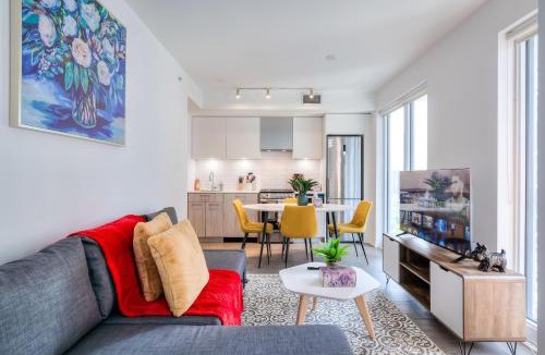 Garden District Apartment | Modern 2BR Suite with 2 Queen Beds - Downtown Toronto
