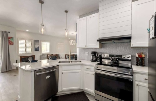 North Mountain Condo | Modern 2BR Townhouse |Shared Pool, Gym, Spa & More