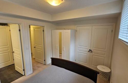 Earlscourt Apartment | Modern 2BR Townhouse w Patio & Free Parking Family & Work Stays