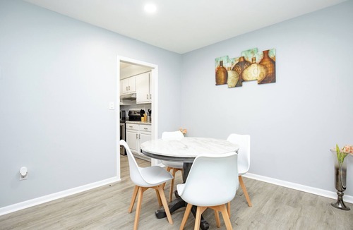 Orange House | Modern 2BR, Unit 1, Yard, Laundry, Smart TV