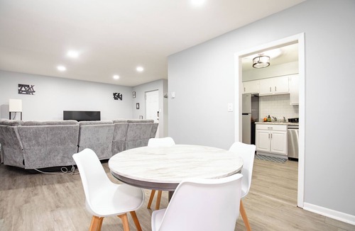 Orange House | Modern 2BR, Unit 1, Yard, Laundry, Smart TV