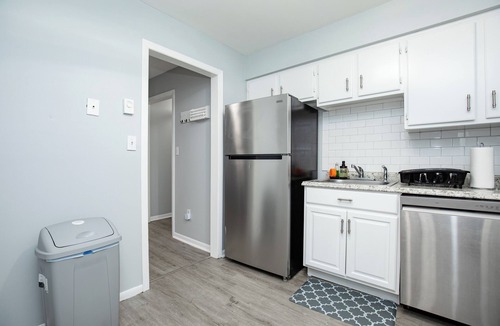 Orange House | Modern 2BR, Unit 1, Yard, Laundry, Smart TV