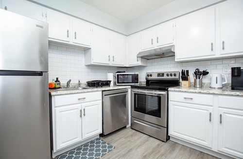 Orange House | Modern 2BR, Unit 1, Yard, Laundry, Smart TV