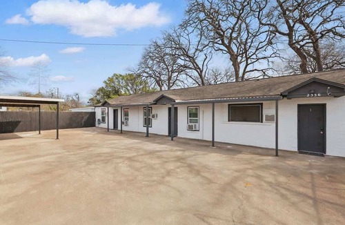 Haltom City Apartment | Modern 2BR Unit 3 with Hot Tub