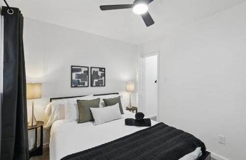Haltom City Apartment | Modern 2BR Unit Hot Tub Outdoor Lounge