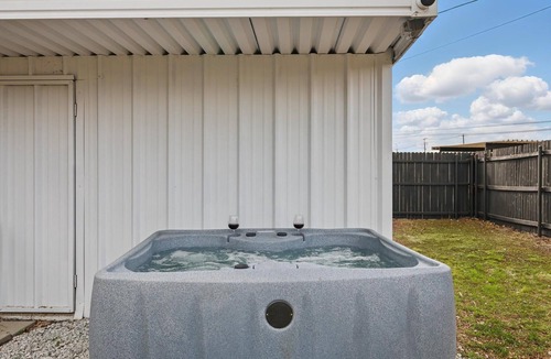 Haltom City Apartment | Modern 2BR Unit Hot Tub Outdoor Lounge