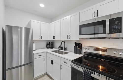 Haltom City Apartment | Modern 2BR Unit Hot Tub Outdoor Lounge