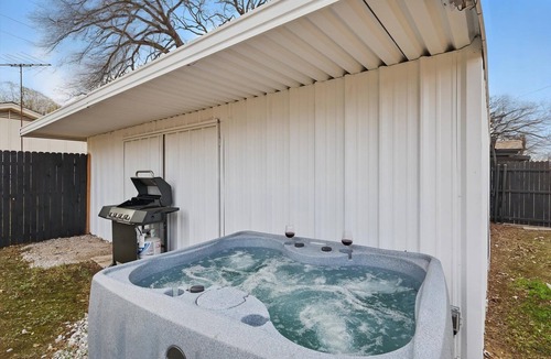 Haltom City Apartment | Modern 2BR Unit Hot Tub Outdoor Lounge