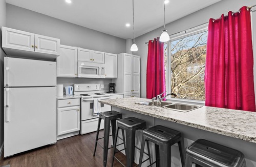 Waterford Valley Apartment | Modern 2BR W&D Wi-Fi Parking