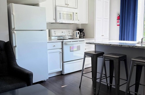 Waterford Valley Apartment | Modern 2BR W&D Wi-Fi Parking