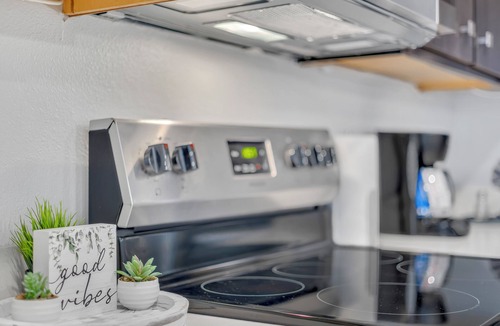 Jarrell Apartment | Modern 2BR w/Pool+Gym+Game Room + Min to St. David's Hosp