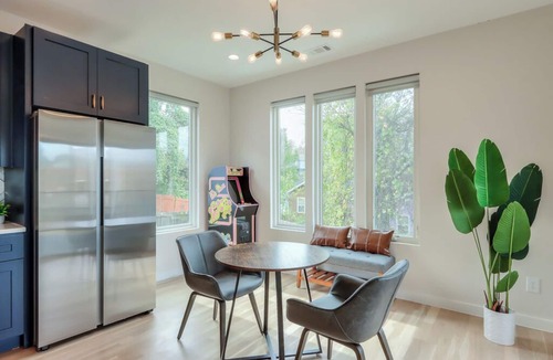 Pittsburgh Apartment | Modern 2BR w/Rooftop Deck - 5 Min to Downtown