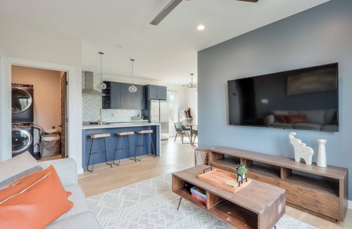 Pittsburgh Apartment | Modern 2BR w/Rooftop Deck - 5 Min to Downtown