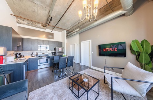 Near South Side Hotel | Modern 2BR w/Skyline View Near McCormick & Park
