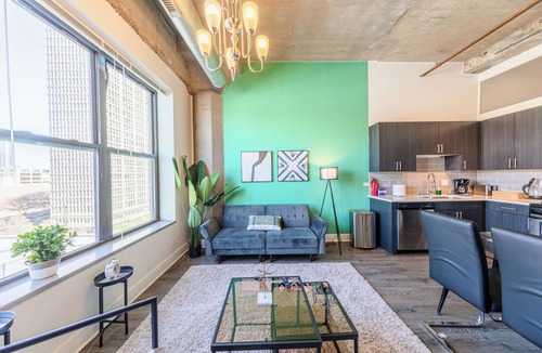 Near South Side Hotel | Modern 2BR w/Skyline View Near McCormick & Park