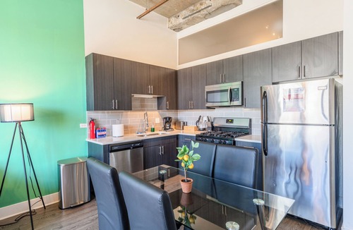 Near South Side Hotel | Modern 2BR w/Skyline View Near McCormick & Park