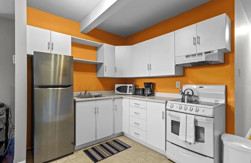 Waterford Valley Apartment | Modern 2BR Wi-Fi TV Off-Street