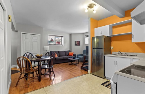 Waterford Valley Apartment | Modern 2BR Wi-Fi TV Off-Street