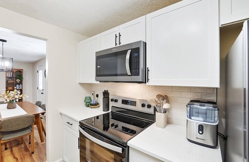 Huber Heights House | Modern 2BR with Ensuite Baths