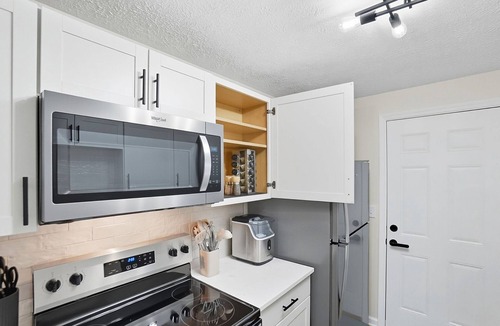 Huber Heights House | Modern 2BR with Ensuite Baths