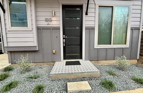 East Cesar Chavez House | Modern 3/2 Home in East Austin - Walk Downtown/Rainey St! Great for groups!