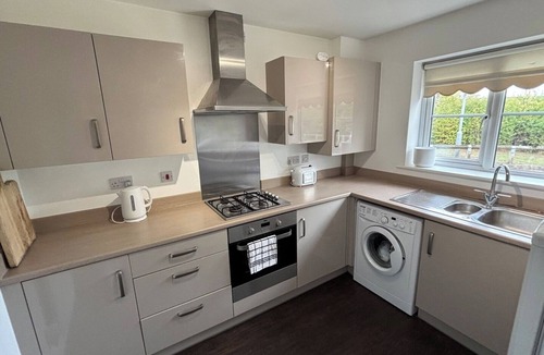 Basildon House | Modern 3-Bed 3-Bath Home | Quiet Road | Parking |